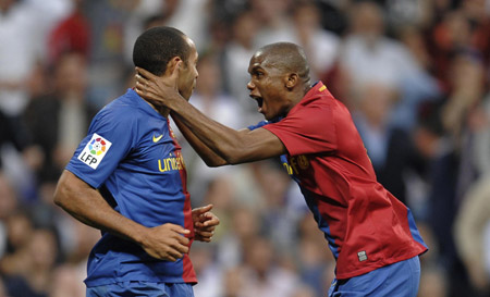 Barcelona&apos;s Thierry Henry (L) celebrates his goal with his team mate Samuel Eto&apos;o during their Spanish first division soccer match against Madrid at Santiago Bernabeu stadium in Madrid May 2, 2009.(Xinhua/Reuters Photo)