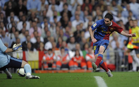 Barcelona&apos;s Lionel Messi (R) shoots a goal towards Real Madrid&apos;s goalkeeper Iker Casillas during their Spanish first division soccer match at Santiago Bernabeu stadium in Madrid May 2, 2009. (Xinhua/Reuters Photo)