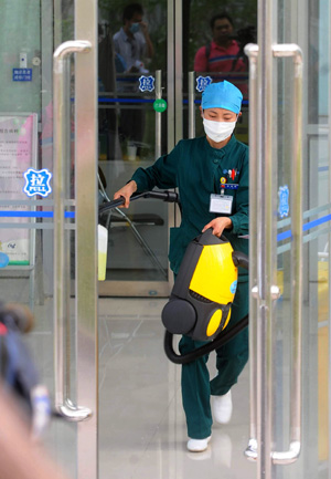 A Medical personnel works in Beijing Ditan Hospital in Beijing, capital of China, May 2, 2009. Beijing Ditan Hospital has been designated to treat influenza A/H1N1 by Beijing Health Bureau since April 28. (Xinhua/Luo Xiaoguang)