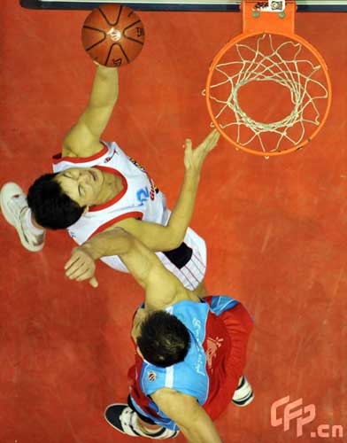 Reigning champion Guangdong Dongguan Bank (White) beat Xinjiang Guanghui 106-95 at home in the fifth game of the Chinese Basketball Association (CBA) League finals on Sunday, claiming the title again by winning the best-of-seven series by 4-1.