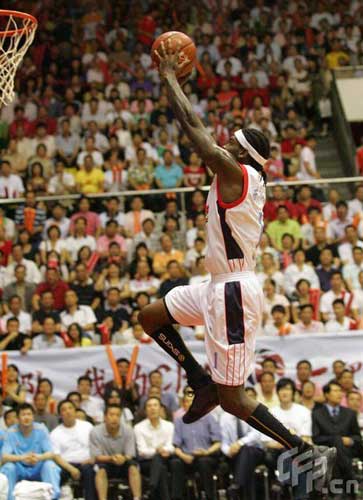 Reigning champion Guangdong Dongguan Bank (White) beat Xinjiang Guanghui 106-95 at home in the fifth game of the Chinese Basketball Association (CBA) League finals on Sunday, claiming the title again by winning the best-of-seven series by 4-1.