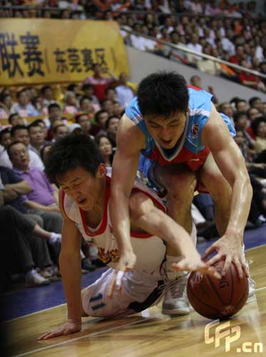 Reigning champion Guangdong Dongguan Bank (White) beat Xinjiang Guanghui 106-95 at home in the fifth game of the Chinese Basketball Association (CBA) League finals on Sunday, claiming the title again by winning the best-of-seven series by 4-1.