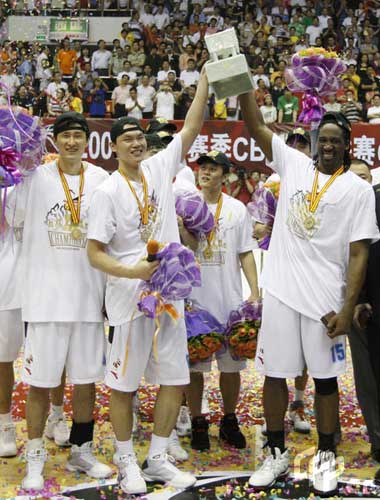 Reigning champion Guangdong Dongguan Bank beat Xinjiang Guanghui 106-95 at home in the fifth game of the Chinese Basketball Association (CBA) League finals on Sunday, claiming the title again by winning the best-of-seven series by 4-1. 