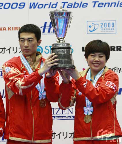  Li Ping (L) and Cao Zhen clinch the mixed doubles gold.