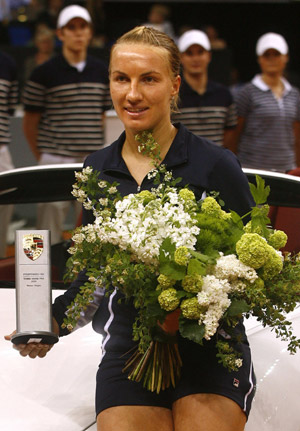 Russia's Svetlana Kuznetsova holds up her trophy after her victory of the WTA tennis tournament against Russia's Dinara Safina in Stuttgart, May 3, 2009. Kuznetsova won the match 6-4 6-3.[Xinhua/Reuters]
