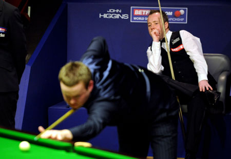 Scotland's John Higgins (R) looks on during the first day of the final match against England's Shaun Murphy at the 2009 World Snooker Championship in Sheffield, England, May 3, 2009. [Xinhua]