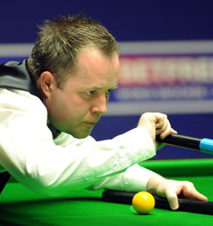 Scotland's John Higgins competes during the first day of the final match against England's Shaun Murphy at the 2009 World Snooker Championship in Sheffield, England, May 3, 2009. [Xinhua]