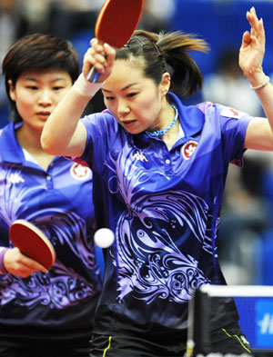 Tie Yana(R) of Chinese Hong Kong returns the ball during the women's doubles semifinal match against Guo Yue/Li Xiaoxia of China in the World Table Tennis Championships in Yokohama, Japan, on May 4, 2009. Guo Yue/Li Xiaoxia won the match 4-0 and advanced into the final. [Xinhua]
