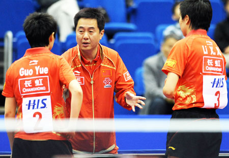 Shi Zhihao(C), head coach of the Chinese women's team, talks to Guo Yue(L) and Li Xiaoxia during the break of the women's doubles semifinal match in the World Table Tennis Championships in Yokohama, Japan, on May 4, 2009. Guo Yue/Li Xiaoxia won 4-0 against Jiang Huajun/Tie Yana of Chinese Hong Kong and advanced into the final.[Xinhua]