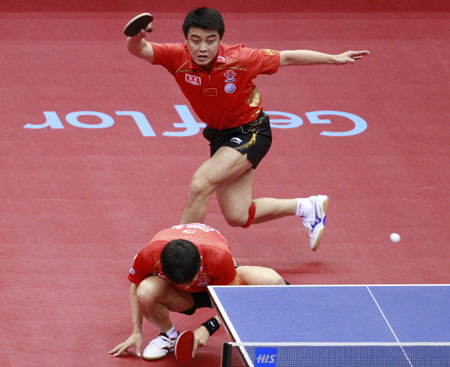 Chinese player Wang Hao(top) returns the ball during the men's doubles semifinal match against their compatriots Hao Shuai/Zhang Jike at the World Table Tennis Championships in Yokohama, Japan, on May 4, 2009. Wang Hao/Chen Qi won the match 4-1 and advanced into the final. [Xinhua]