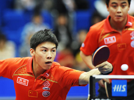 Chinese player Chen Qi(L) returns the ball during the men's doubles semifinal match against their compatriots Hao Shuai/Zhang Jike at the World Table Tennis Championships in Yokohama, Japan, on May 4, 2009. Wang Hao/Chen Qi won the match 4-1 and advanced into the final. [Xinhua]