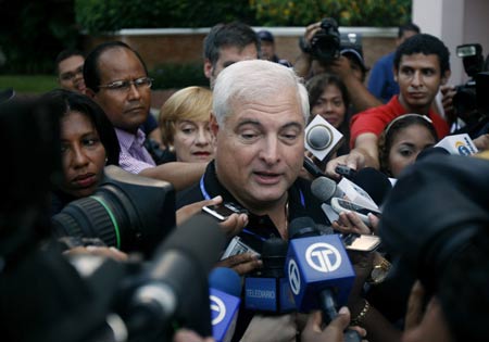  Panama's presidential candidate Ricardo Martinelli of the Democratic Change (CD) party talks to journalists at his home prior to presidential elections in Panama City, May 3, 2009.[Xinhua/Reuters]