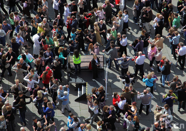 People take part in a waltz world record attempt on May 3, 2009 in Bath, England. The 630 people, 315 couples beat the previous record of 484 people, 242 couples, dancing the waltz simultaneously for five minutes set last year in Austria. [Matt Cardy/Getty Images/CFP]