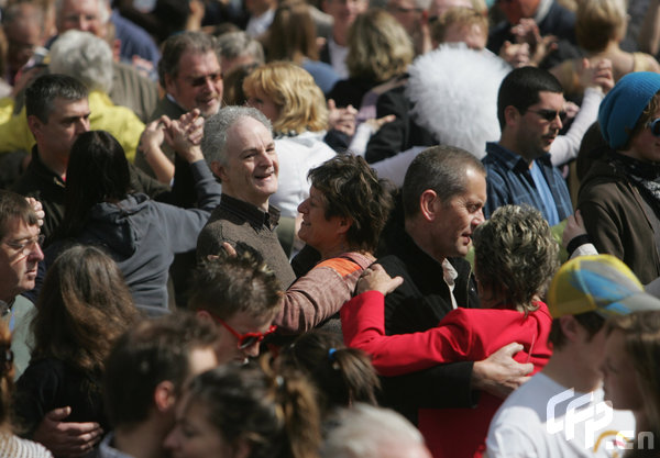 People take part in a waltz world record attempt on May 3, 2009 in Bath, England. The 630 people, 315 couples beat the previous record of 484 people, 242 couples, dancing the waltz simultaneously for five minutes set last year in Austria. [Matt Cardy/Getty Images/CFP]