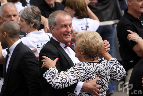 People take part in a waltz world record attempt on May 3, 2009 in Bath, England. The 630 people, 315 couples beat the previous record of 484 people, 242 couples, dancing the waltz simultaneously for five minutes set last year in Austria. [Matt Cardy/Getty Images/CFP]