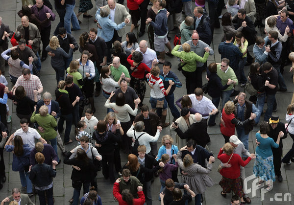 People take part in a waltz world record attempt on May 3, 2009 in Bath, England. The 630 people, 315 couples beat the previous record of 484 people, 242 couples, dancing the waltz simultaneously for five minutes set last year in Austria. [Matt Cardy/Getty Images/CFP]