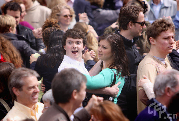 People take part in a waltz world record attempt on May 3, 2009 in Bath, England. The 630 people, 315 couples beat the previous record of 484 people, 242 couples, dancing the waltz simultaneously for five minutes set last year in Austria. [Matt Cardy/Getty Images/CFP]