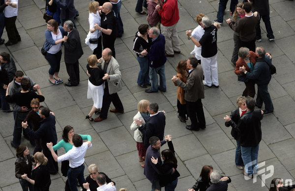 People take part in a waltz world record attempt on May 3, 2009 in Bath, England. The 630 people, 315 couples beat the previous record of 484 people, 242 couples, dancing the waltz simultaneously for five minutes set last year in Austria. [Matt Cardy/Getty Images/CFP]