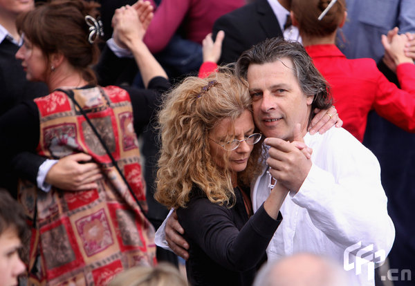 People take part in a waltz world record attempt on May 3, 2009 in Bath, England. The 630 people, 315 couples beat the previous record of 484 people, 242 couples, dancing the waltz simultaneously for five minutes set last year in Austria. [Matt Cardy/Getty Images/CFP]