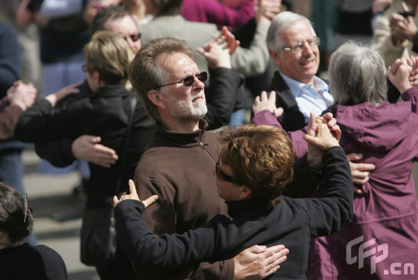 People take part in a waltz world record attempt on May 3, 2009 in Bath, England. The 630 people, 315 couples beat the previous record of 484 people, 242 couples, dancing the waltz simultaneously for five minutes set last year in Austria. [Matt Cardy/Getty Images/CFP]