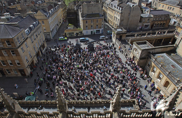 People take part in a waltz world record attempt on May 3, 2009 in Bath, England. The 630 people, 315 couples beat the previous record of 484 people, 242 couples, dancing the waltz simultaneously for five minutes set last year in Austria. [Matt Cardy/Getty Images/CFP]