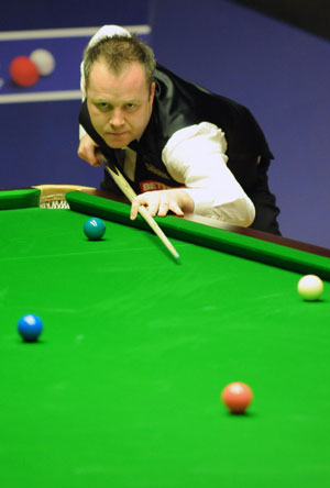 Scotland's John Higgins competes during the first day of the final match against England's Shaun Murphy at the 2009 World Snooker Championship in Sheffield, England, May 3, 2009. John Higgins and Shaun Murphy were tied at 4-4 after the first session of the World Championship final at the Crucible in Sheffield on Sunday. [Zeng Yi/Xinhua]