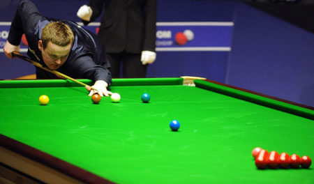 England's Shaun Murphy plays a shot during the first day of the final match against Scotland's John Higgins at the 2009 World Snooker Championship in Sheffield, England, May 3, 2009. [Zeng Yi/Xinhua]