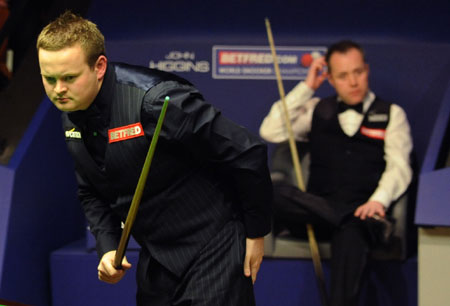 England's Shaun Murphy (L) looks on during the first day of the final match against Scotland's John Higgins at the 2009 World Snooker Championship in Sheffield, England, May 3, 2009. [Zeng Yi/Xinhua]