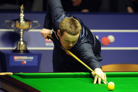 England's Shaun Murphy plays a shot during the first day of the final match against Scotland's John Higgins at the 2009 World Snooker Championship in Sheffield, England, May 3, 2009. [Zeng Yi/Xinhua]