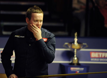 England's Shaun Murphy looks on during the first day of the final match against Scotland's John Higgins at the 2009 World Snooker Championship in Sheffield, England, May 3, 2009. [Zeng Yi/Xinhua]