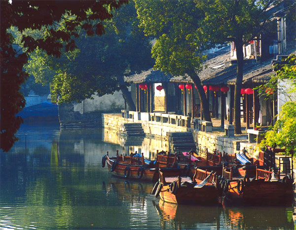 Originally named Fushi, Tongli is an age-old but very well preserved water township with a history of more than 1,000 years. Located on the eastern shore of Taihu Lake, just 18 kilometers (11 miles) from Suzhou City, Tongli town is 63 square kilometers (24 square miles) in area and has a population of over 33 thousand. True to its reputation, Tongli is a really wonderful travel destination where you can spend a marvelous holiday or experience traditional Chinese culture. [Photo: travel.sina.com.cn]