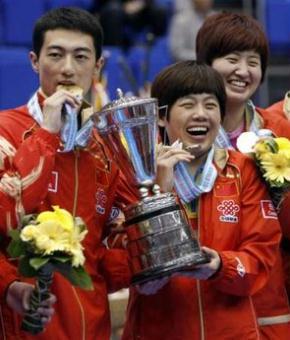 China's Cao Zhen and Li Ping (L) hold their trophy and gold medals during the awarding ceremony for the mixed doubles at the World Table Tennis Championships in Yokohama, south of Tokyo, May 3, 2009. [Toru Hanai/CCTV/REUTERS]