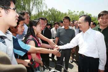 Chinese Premier Wen Jiabao (2nd R) shakes hands with students of Tsinghua University, in Beijing, capital of China, May 3, 2009. Wen attended a symposium on Sunday with student representatives from Tsinghua University, who have chosen to work in the vast western regions or at the grassroots level after graduation. [Ju Peng/Xinhua] 