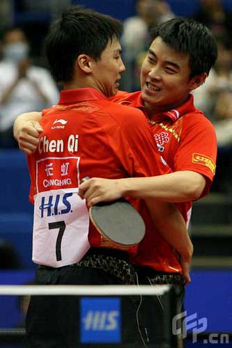 China's Wang Hao (R) and Chen Qi celebrate after winning the men's doubles final match against their compatriots Ma Long and Xu Xin during the World Table Tennis Championships in Yokohama, south of Tokyo May 4, 2009.