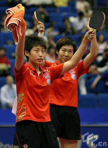 China's Li Xiaoxia (R) and Guo Yue greet fans after winning the women's doubles final match against their compatriots Guo Yan and Ding Ning during the World Table Tennis Championships in Yokohama, south of Tokyo May 4, 2009.