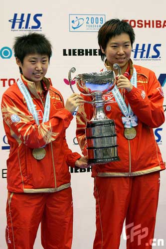 Goldmedalists Guo Yue (L) and Li Xiaoxia from China pose with their trophy after the women's doubles final match during the World Table Tennis Championships in Yokohama, south of Tokyo May 4, 2009.
