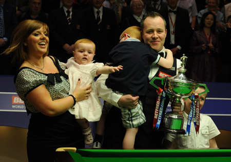 Scotland's John Higgins and his family celebrate his victory in the awarding ceremony after defeats England's Shaun Murphy by 18-9 in the two-day final match of 2009 World Snooker Championship in Sheffield, England, May 4, 2009. [Xinhua]