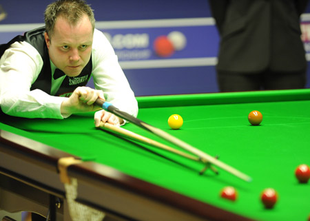 Scotland's John Higgins hits the ball in the two-day final match of 2009 World Snooker Championship in Sheffield, England, May 4, 2009. He defeated England's Shaun Murphy by 18-9 and won his third title in the championship. [Xinhua]