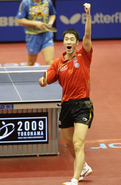 Wang Liqin exults after beating Ma Lin in the men's singles semifinals yesterday. [Shanghai Daily]