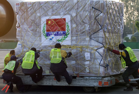 A cargo plane of China Southern Airlines ferrying the second load of China-donated relief supplies to help Mexico battle an outbreak of Influenza A/H1N1 landed at a Mexico City airport, May 4, 2009. (Xinhua/David de la paz)