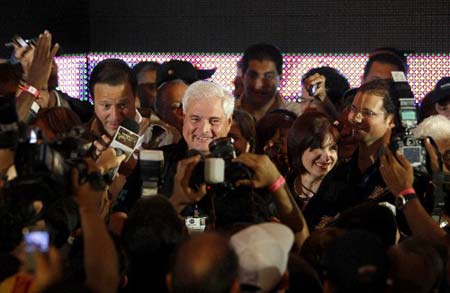 Panama's presidential candidate Ricardo Martinelli(C) gives his victory speech after winning the election in Panama City, Sunday, May 3, 2009.