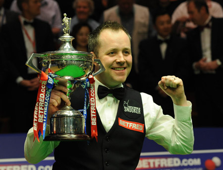 Scotland's John Higgins celebrates his victory in the awarding ceremony after defeats England's Shaun Murphy by 18-9 in the two-day final match of 2009 World Snooker Championship in Sheffield, England, May 4, 2009. (Xinhua/Zeng Yi)