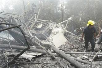 A rescue worker walks nex to the debris of a crashed helicopter in El Alto de Rubio, Venezuela, Sunday, May 3, 2009. [Gustavo Delgado/AP Photo] 