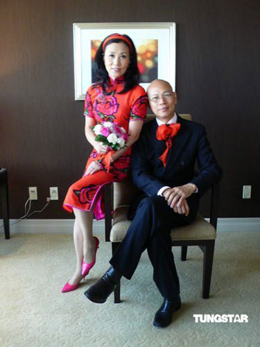 A wedding photo of Liza Wang (left) and Law Kar-Ying