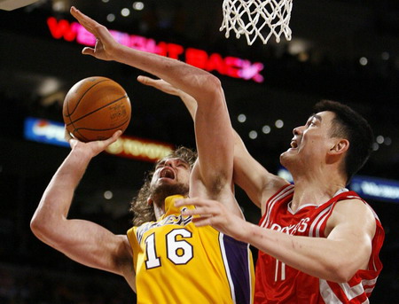 Houston Rockets center Yao Ming (R) stops Los Angeles Lakers center Pau Gasol from scoring in the fourth quarter during Game 1 of their NBA Western Conference semi-final basketball playoff game in Los Angeles May 4, 2009. Rockets won 100 - 92. [Agencies/China Daily]