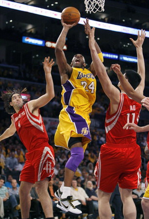 Los Angeles Lakers guard Kobe Bryant drives to the basket between Houston Rockets center Yao Ming (R) and Luis Scola (L) during the second half of Game 1 of their NBA Western Conference semi-final basketball playoff game in Los Angeles, May 4, 2009. [Agencies/China Daily]