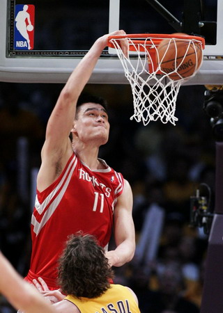 Houston Rockets center Yao Ming slam dunks for two points over the top of Los Angeles Lakers center Pau Gasol during the second half of Game 1 of their NBA Western Conference semi-final basketball playoff game in Los Angeles, May 4, 2009. [Agencies/China Daily]