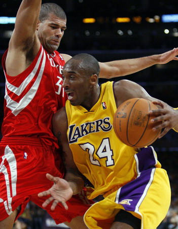 Los Angeles Lakers guard Kobe Bryant drives with the ball into the body of Houston Rockets forward Shane Battier during the first half of Game 1 of their NBA Western Conference semi-final basketball game in Los Angeles May 4, 2009. [Agencies/China Daily]