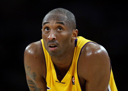 Los Angeles Lakers guard Kobe Bryant looks up at the clock during the final minutes of an opening loss to the Houston Rockets during Game 1 of their NBA Western Conference semi-final basketball game in Los Angeles, May 4, 2009. [Agencies/China Daily]