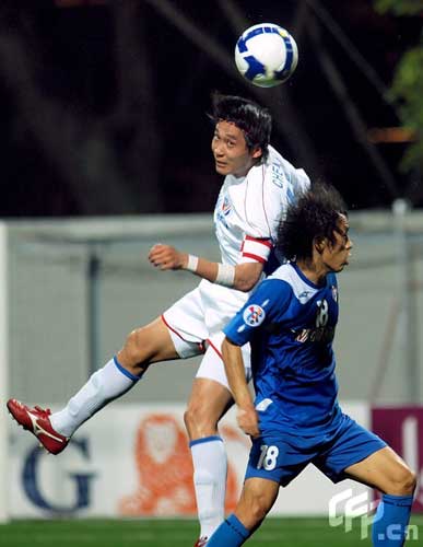 Cheng Liang (L) of Shanghai Shenhua and Park Tae Won (R) of Singapore Armed Forces FC competes for the header during the AFC Champions League Group G match between the Singapore Armed Forces FC and Shanghai Shenhua at Jalan Besar Stadium on May 5, 2009 in Kallang, Singapore.